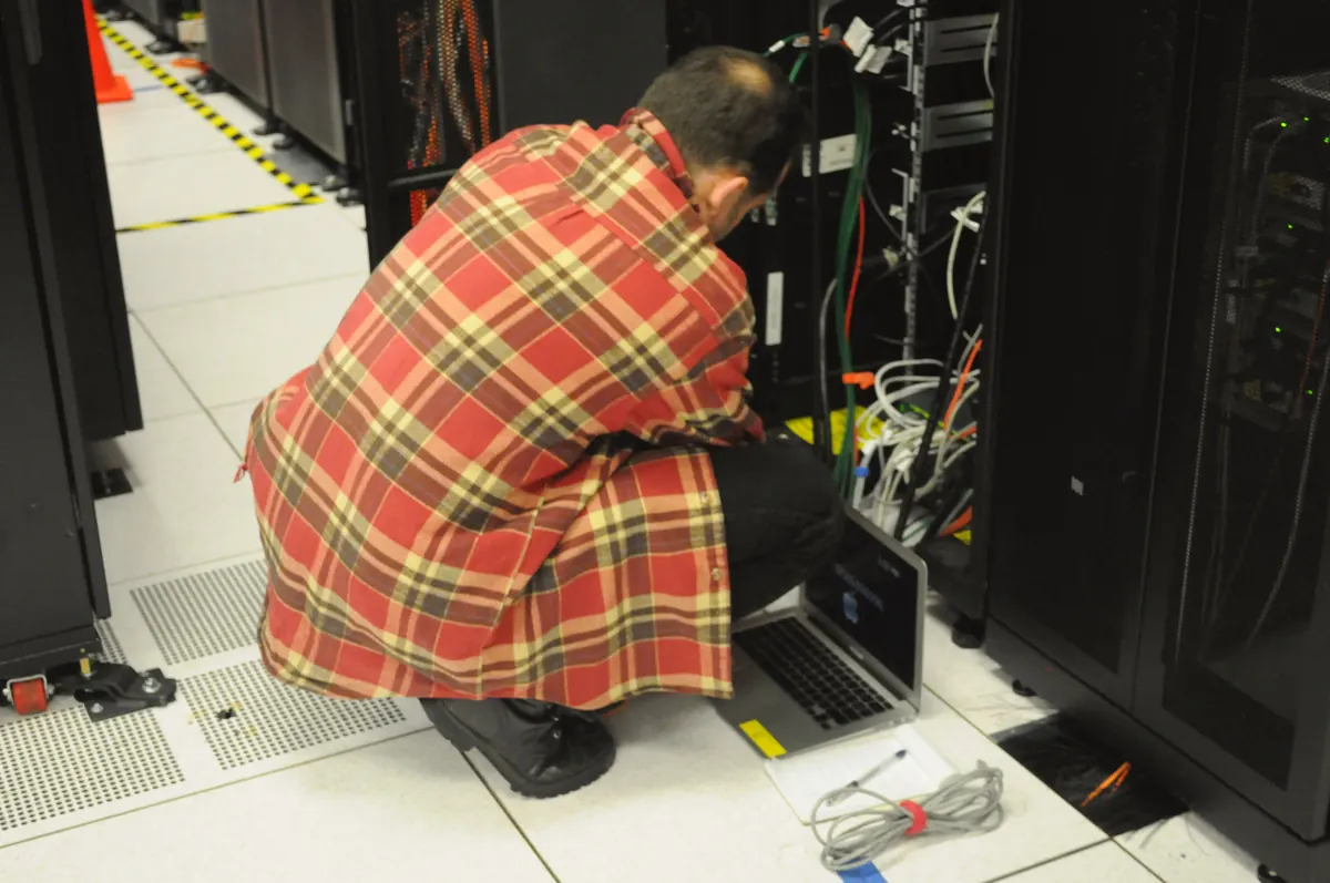 Técnico revisando equipos de red en un centro de datos